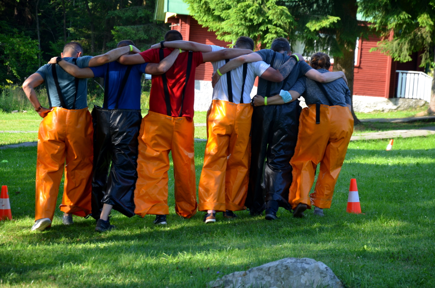 sestnohavice spojeni v jednych gatiach 